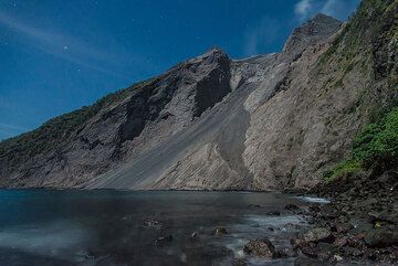 Low tide and the sciara of Batu Tara (Photo: Tom Pfeiffer)