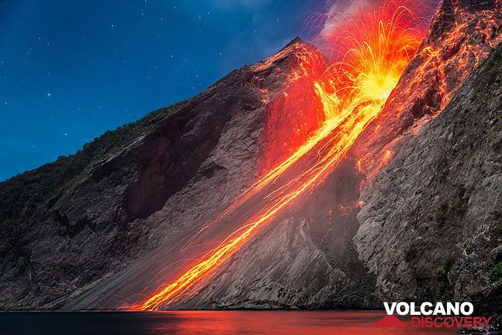 Powerful eruption with incandescent rock falls traveling down the sciara. (Photo: Tom Pfeiffer)