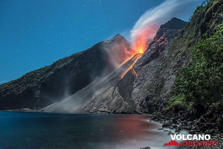 Grosse explosion avec de nombreux blocs projetés vers l'ouest (à droite) et à l'extérieur du cratère. (Photo: Tom Pfeiffer)