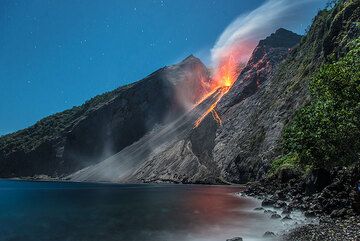 Large explosion with many blocks thrown to the west (right) and outside the crater. (Photo: Tom Pfeiffer)