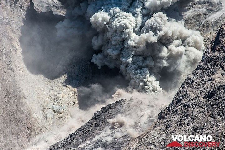 Strong eruption. (Photo: Tom Pfeiffer)