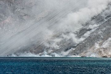 Dust on the sciara from rockfalls reaching the shore. (Photo: Tom Pfeiffer)