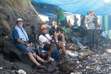 Photo de groupe au camping (Photo: Tom Pfeiffer)