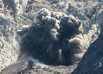 Zoom sur une explosion du volcan Batu Tara, Indonésie (Photo: Tom Pfeiffer)