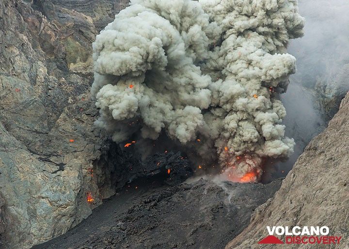 Glowing bombs hitting the eastern crater wall (Photo: Tom Pfeiffer)