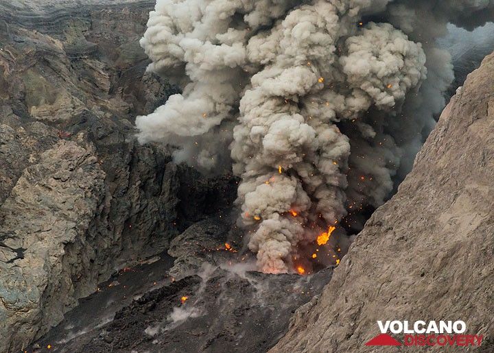 A large lava bomb is ejected during this eruption. (Photo: Tom Pfeiffer)