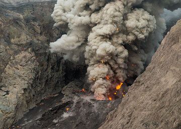 A large lava bomb is ejected during this eruption. (Photo: Tom Pfeiffer)