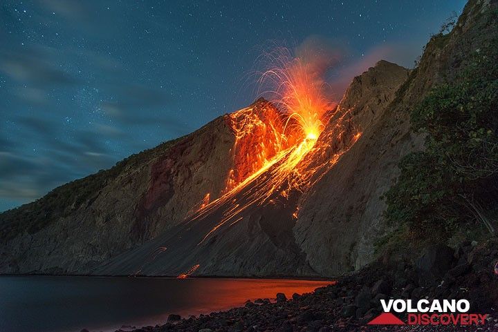 Große Eruption spiegelt sich im Meer wider; die Milchstraße im linken Teil des Himmels. (Photo: Tom Pfeiffer)