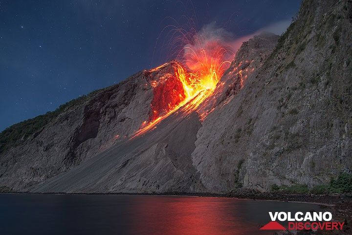 Glow from this eruption reflects on the sea. (Photo: Tom Pfeiffer)