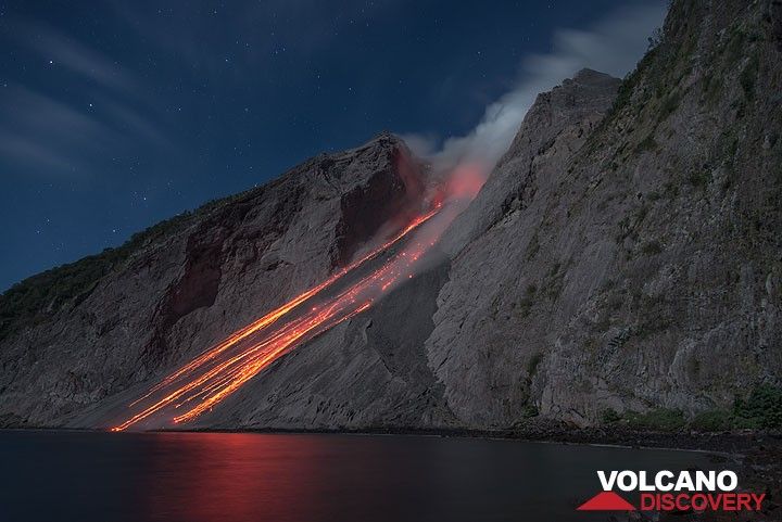 Trails of glowing rockfalls from the eruption in the previous picture. (Photo: Tom Pfeiffer)