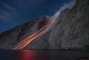 Trails of glowing rockfalls from the eruption in the previous picture. (Photo: Tom Pfeiffer)