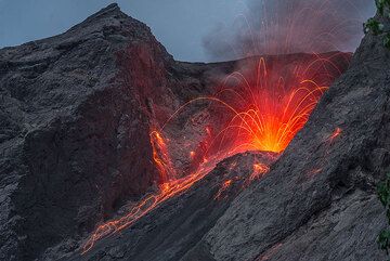 Strombolian eruption of Batu Tara at night (Indonesia) (Photo: Tom Pfeiffer)