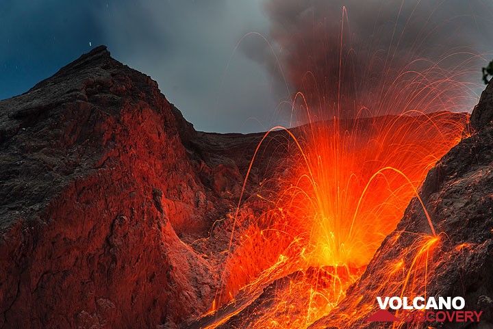 Strong strombolian eruption with many ejections to the western side. (Photo: Tom Pfeiffer)
