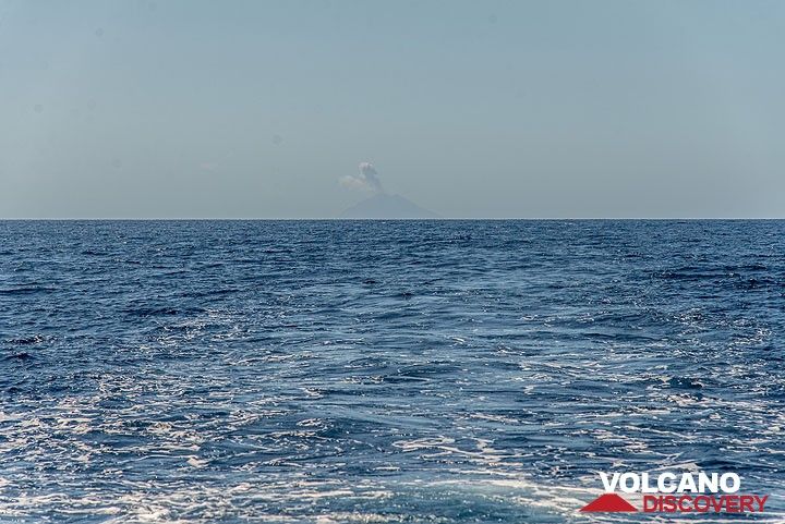 Volcan Batu Tara vu à l'horizon lointain, avec un panache d'éruption. (Photo: Tom Pfeiffer)