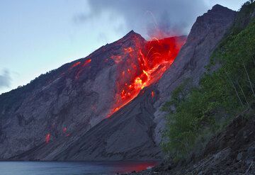 A strong strombolian eruption from Batu Tara in the evening of 25 Nov 2012. (Photo: Tom Pfeiffer)