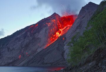 Eine starke strombolianische Eruption von Batu Tara am Abend des 25. November 2012. (Photo: Tom Pfeiffer)