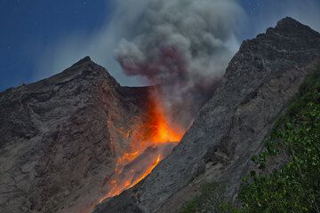 A typical average-sized explosion with a small mushroom-shaped ash plume seen in a long exposure during moonlight. (Photo: Tom Pfeiffer)
