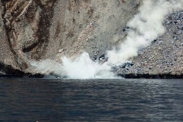 A steaming splash of a larger block landing in the water after rolling and tumbling down the sciara. (Photo: Tom Pfeiffer)