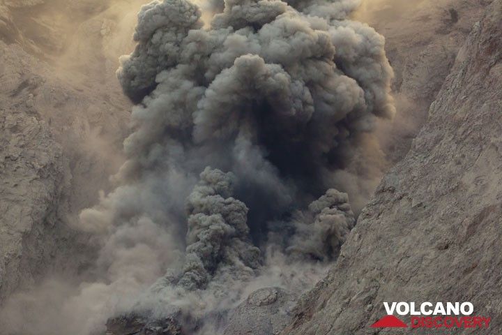 Ash venting - billowing ash clouds exit the crater in a continuous manner for a minute or so. (Photo: Tom Pfeiffer)