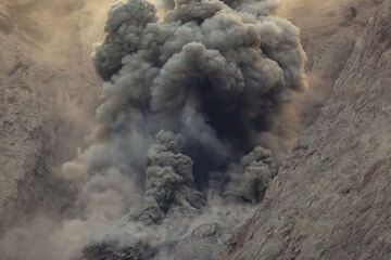 Ash venting - billowing ash clouds exit the crater in a continuous manner for a minute or so. (Photo: Tom Pfeiffer)