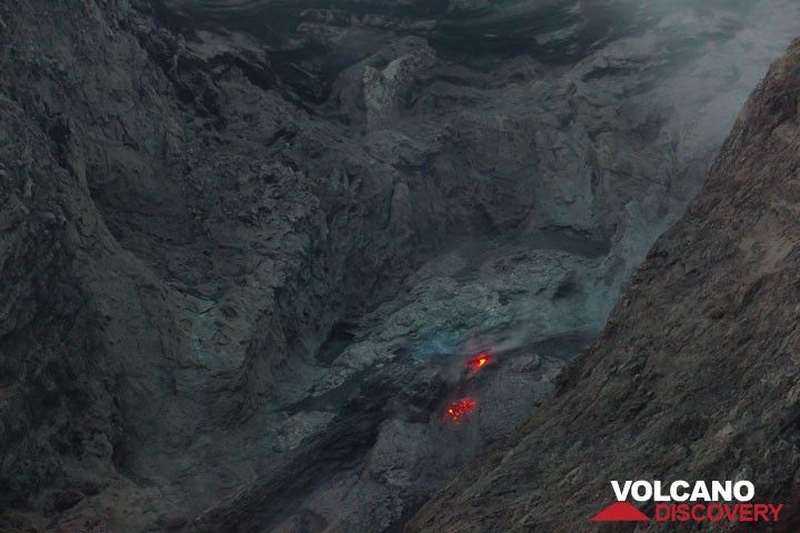 A glowing spot was often visible at the rim of the crater. On closer inspection, it was an effusive vent resembling a small lava dome, from which glowing lava blocks often detached and formed small avalanches on the slope. (Photo: Tom Pfeiffer)