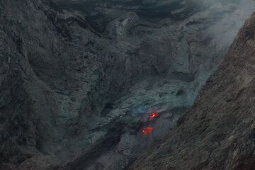A glowing spot was often visible at the rim of the crater. On closer inspection, it was an effusive vent resembling a small lava dome, from which glowing lava blocks often detached and formed small avalanches on the slope. (Photo: Tom Pfeiffer)