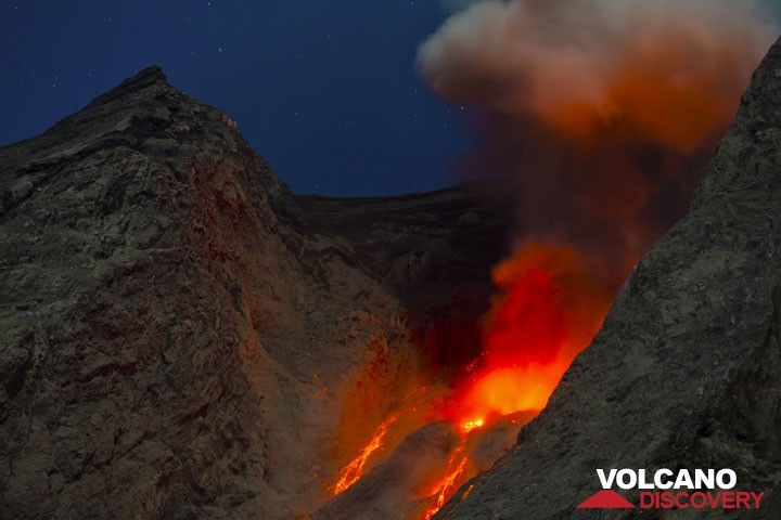 Ash-rich eruption during the night of 26-27 Nov. (Photo: Tom Pfeiffer)