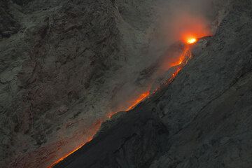 During phases of increased activity, more lava was effused from the vent on the crater rim, and lava rolling down sometimes resembled a lava flow on the slope. (Photo: Tom Pfeiffer)