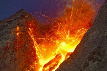 Une puissante explosion, le 26 novembre, envoie des centaines de bombes incandescentes dans tous les camps. (Photo: Tom Pfeiffer)