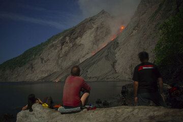 Observación de la erupción del volcán Batu Tara (Isla Komba, Indonesia) (Photo: Tom Pfeiffer)