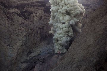 Ash venting with almost no visible incandescent lava forms a small plume rising vertically. (Photo: Tom Pfeiffer)