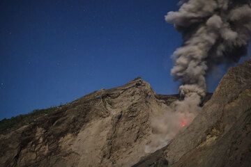 An ash plume rising about 500 m after a moderately strong explosion. The cloud drifts towards the western side of the island, where our camp was located and regularly received fine to sandy ash fall. (Photo: Tom Pfeiffer)