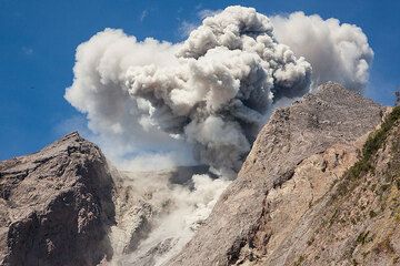 Ash cloud from an explosion. (Photo: Tom Pfeiffer)