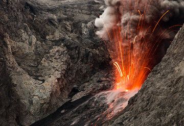 Strombolian eruption at Batu Tara volcano, Flores Sea, Indonesia (Photo: Tom Pfeiffer)