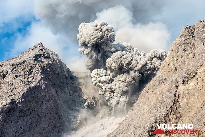 Typischer Ausbruch von Batu Tara tagsüber (Photo: Tom Pfeiffer)