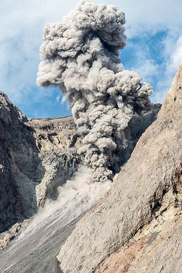 Eruption plume (2) (Photo: Tom Pfeiffer)