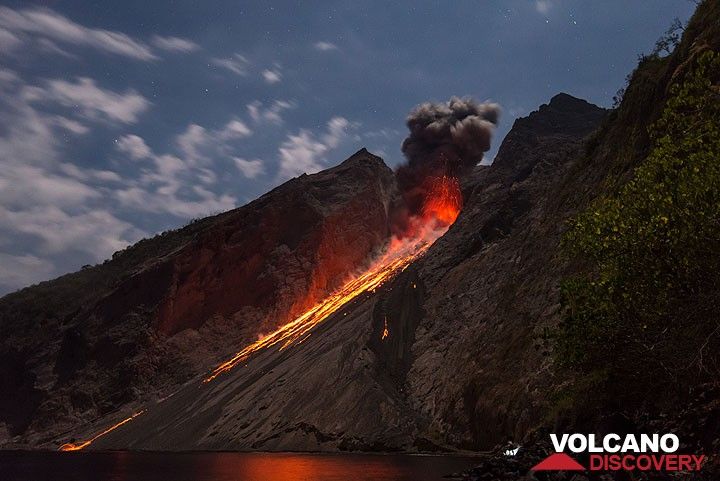 Normal-sized strombolian eruption in the moonlight. Observer's headlamp in the lower right. (Photo: Tom Pfeiffer)