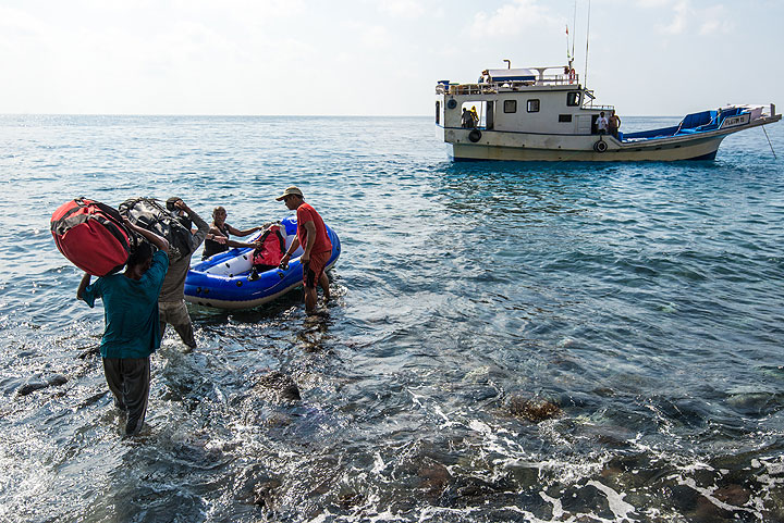 Transporting luggage and our boat (Photo: Tom Pfeiffer)