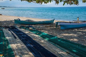 Flores beach with fishing nets near Maumere. (Photo: Tom Pfeiffer)