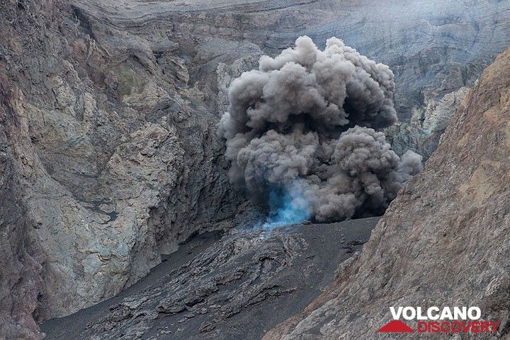 Typical small eruption. (Photo: Tom Pfeiffer)