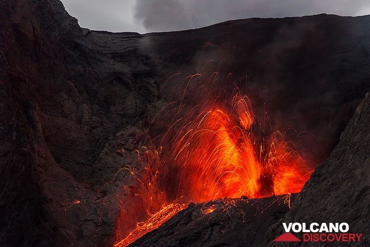 A slightly stronger strombolian eruption during the second half of our first night 23-24 Nov. Sky illuminated by almost full mooon. (Photo: Tom Pfeiffer)