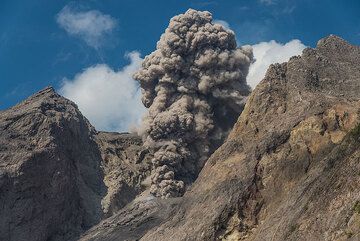 Ash plume during an eruption in the morning. (Photo: Tom Pfeiffer)