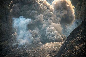 Ash plumes inside the crater. (Photo: Tom Pfeiffer)