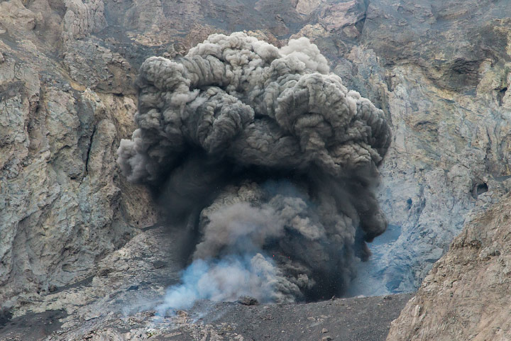 Small explosion. (Photo: Tom Pfeiffer)