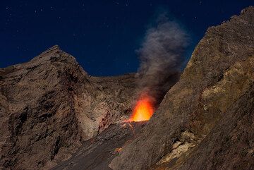 Strombolian activity during the night. (Photo: Tom Pfeiffer)