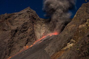 The smaller eruptions only sent few bombs onto the slope. (Photo: Tom Pfeiffer)