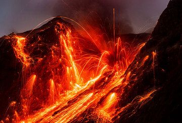 In der zweiten Nacht auf Batu Tara nahm die Explosion an Größe und Häufigkeit zu. Am frühen 25. November ereignete sich eine größere Explosion, bei der viele glühende Bomben die Kraterwände trafen. (Photo: Tom Pfeiffer)