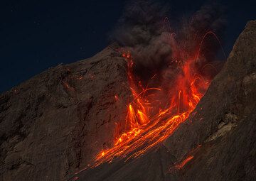 A stronger eruption during the night 25-26 Nov. Small lightnings were visible in the eruption column. (c)