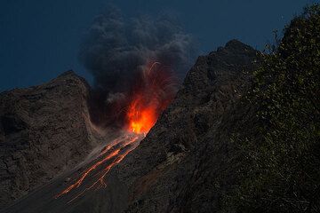 Strombolian eruption in full moon from the campsite. (Photo: Tom Pfeiffer)