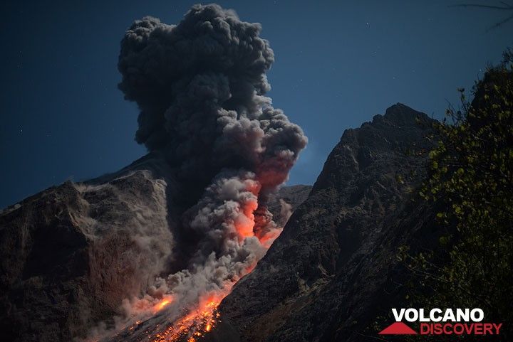 Rising ash plume after the initial eruption. (Photo: Tom Pfeiffer)